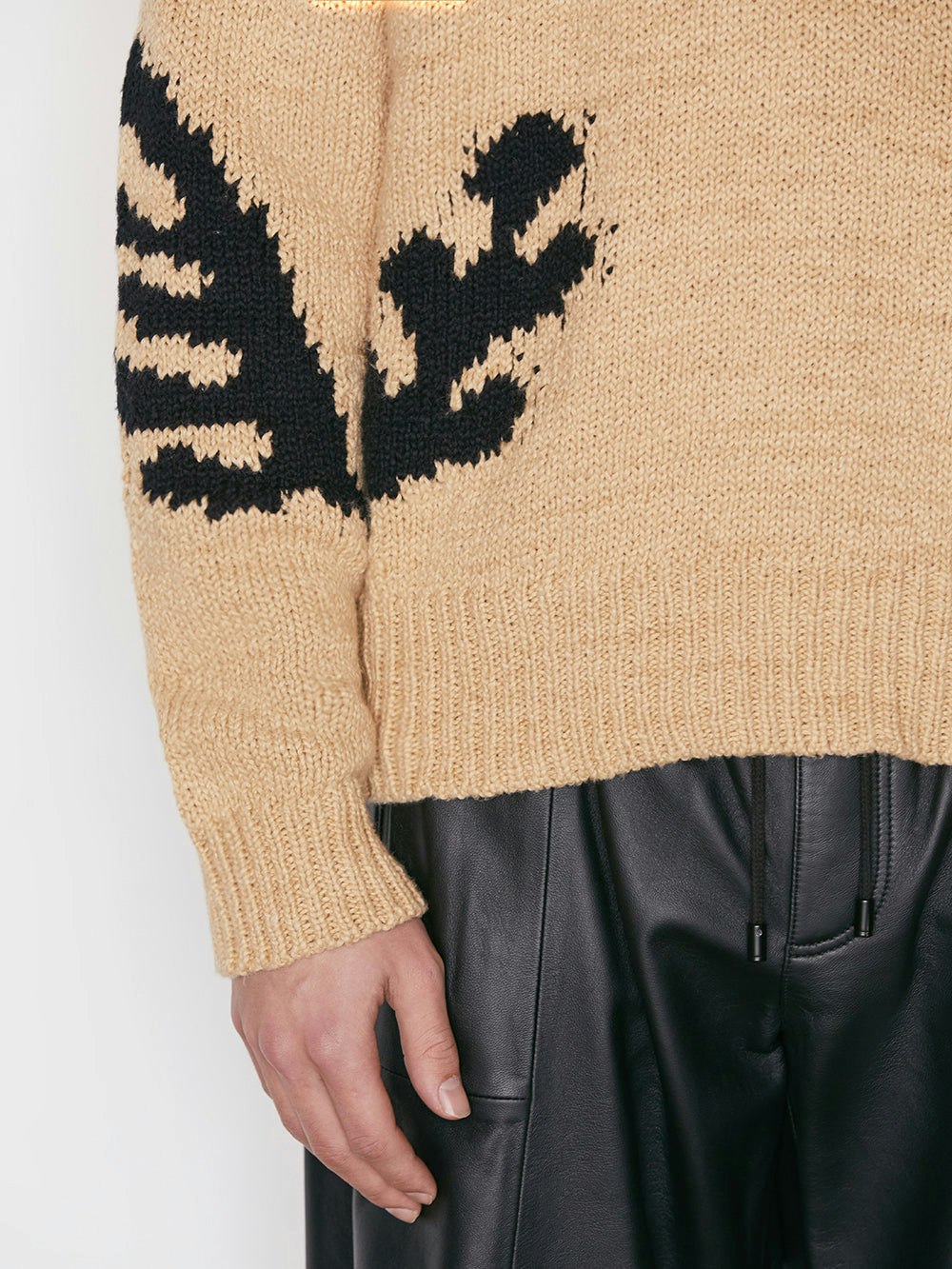 sweater detail view alt:fit2